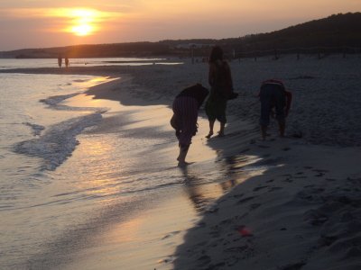 COMENA EL VIATGE AMB LES NENIS: posta de sol a Son Bou.