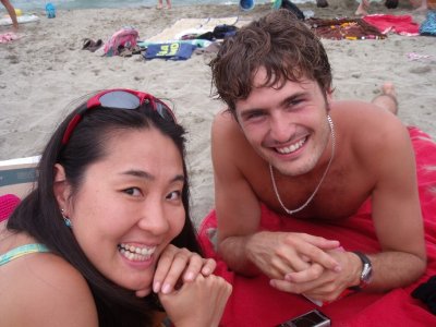 l'Aki i en Joris a la platja de Canet