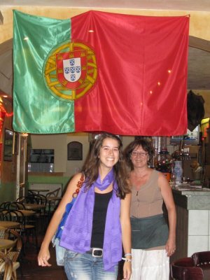 la Rita (que és portuguesa) súper contenta al bar Lisboa
