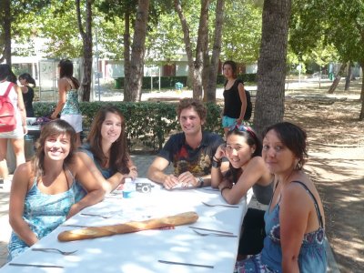 sopar català a la fac... català? vaja, meló amb pernil, paella i sangria... el q compta és la intenció no?