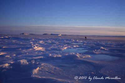 Inuit near the aglou