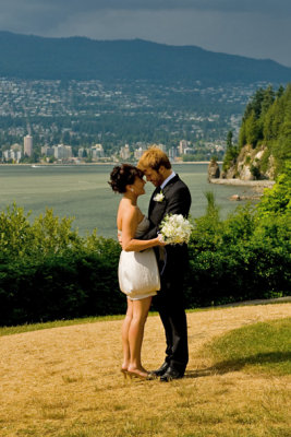 The bridal couple against the Vancouver skyline