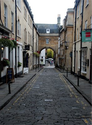 Bath Street. A two-way lane.