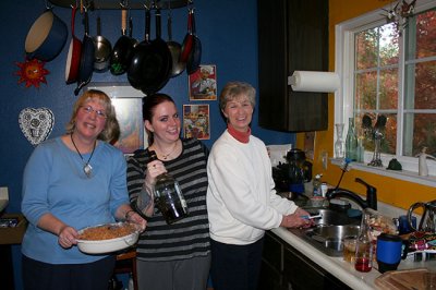 My former editor Leslie (left), along with her mother and daughter, Cari, preparing Thanksgiving feast in Camino, Calif.