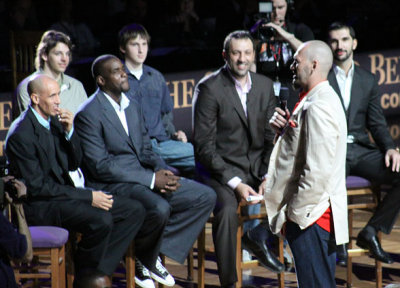 Pollard speaks to his teammates Vlade likes to pah-ty