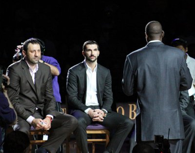Divac and Stojakovic listen to Webber's tribute to Divac