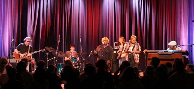 The band: S Kimock, JM Kimock, Cheryl Rucker, Wallin, Shirley Starks, Seals