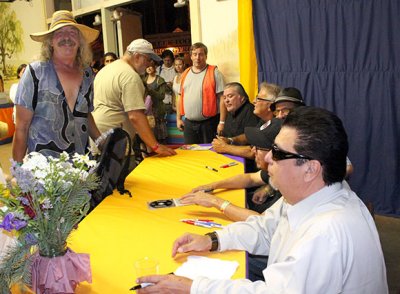 Los Lobos meet 'n' greet