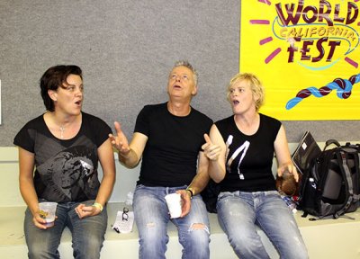 Australian pals Bluehouse and Tommy Emmanuel sing show tunes backstage