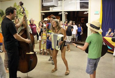 During Tommy Emmanuel's busy meet and greet, an impromptu jam session with Fishtank Ensemble's Tim Smolens emerges