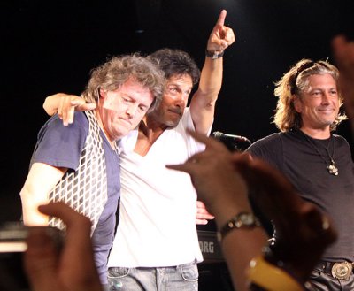 Marke Clarke, Billy Squier and keyboard player thank the crowd