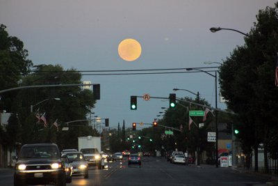 Full moon over Park Avenue, Chico