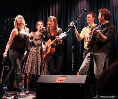 The Waifs, with Vikki Grossman (2nd from left)