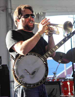 Dan Bern & the Common Rotation banjoist/trumpet player