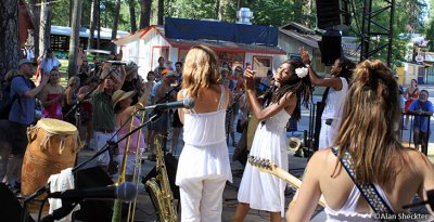 Fans dance to Zili Misik at the Pine Tree Stage