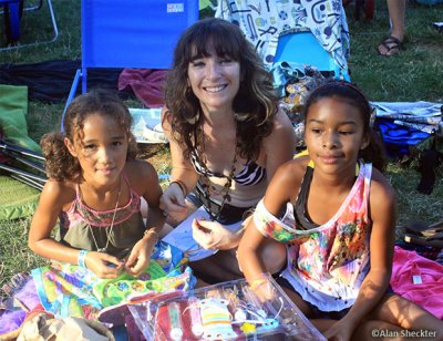 Nicole, her daughter and friend