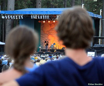 Couple watches Keb' Mo', Meadow Stage