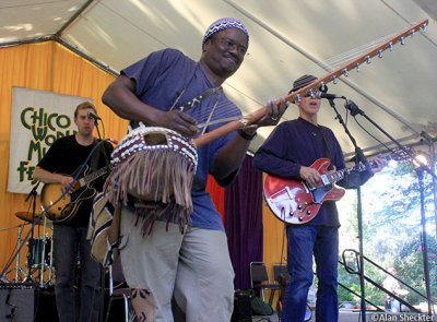 Mamdou Sidibe (center), Markus James (right)