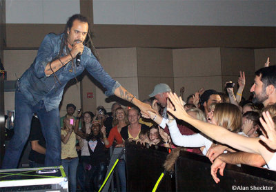 Michael Franti doing the shake-and-howdy