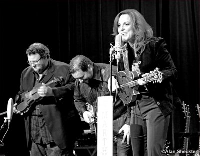 Saying good-night: Rhonda Vincent Hunter Berry, Aaron McDaris
