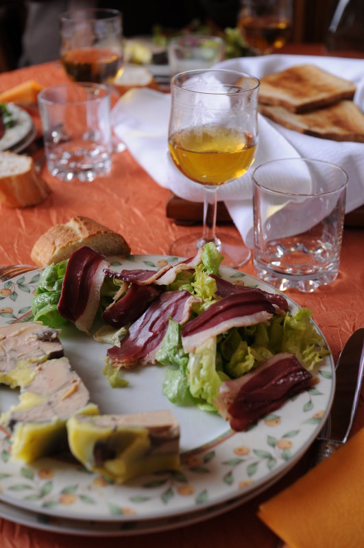 Foie gras maison, salade et tranches de magret de canard.JPG