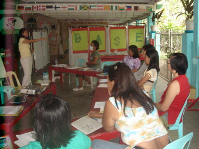 TEACHER MYLEEN DOING AN IMPROMPTU TEACHING DEMO.JPG