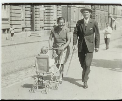 Hans and Klara Klaeger with daughter Hannelore 1928