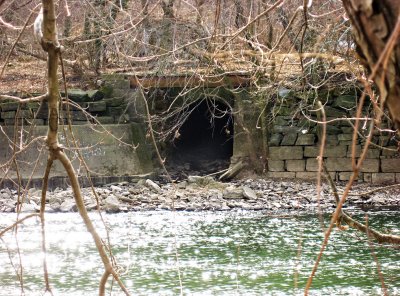 Outlet at the mouth of Vine Creek,  from Manayunk