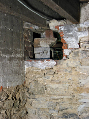 temporary support and brick above stone_8295