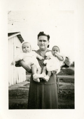 Essie Grace Emery Carter and Grandchildren.jpg