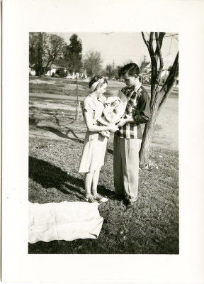 Otis Glenn and Phyllis Jean Brady Carter w Gary Otis Carter.jpg
