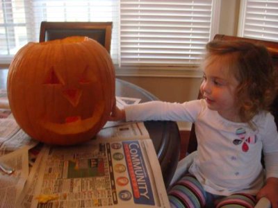 e assesses mommy's carving