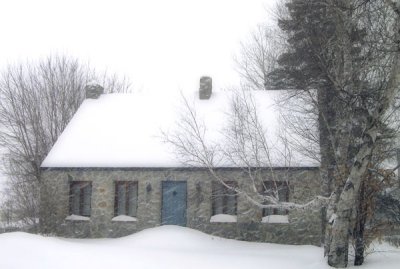 Le confort du foyer - Cosy house in storm