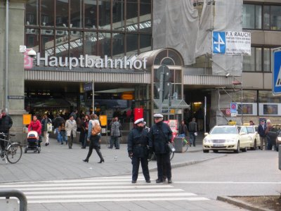 Hauptbahnhof - Lady officers