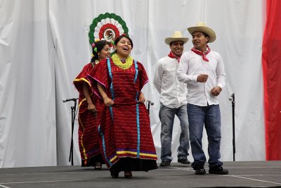 Mexican_Independence_Celebration_202anos_15Sep2012_0223 [800x534].JPG