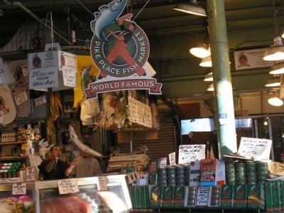 Pike's Market throwing fish