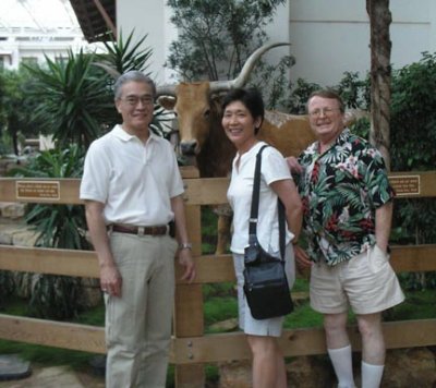 Gaylord's Resort: Gary, Diane, & Gaylen posed with one of the locals