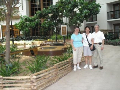 Patti, Diane & Gary at guitar-shaped pool at Gaylord's