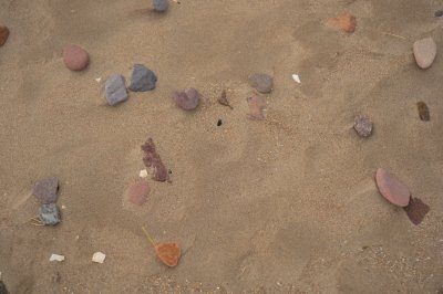 The colour of sand = The fate of stones