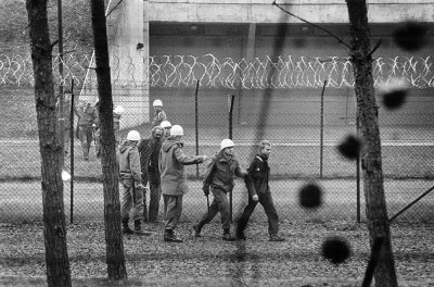009M-Kees Koning en Frits ter Kuile worden op Woensdercht afgevoerd 1988.jpg