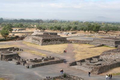 Au pied Pyramide du Soleil