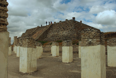 Pyramide B et colonnes