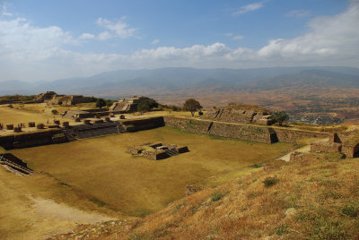 Edifices droite et Patio Hundido