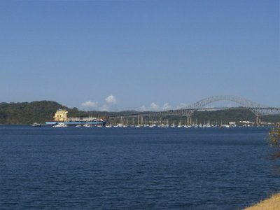 Carguero pasando por el Puente de las Amricas