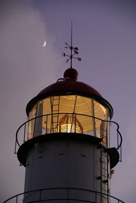 Diamond Head lighthouse moonset