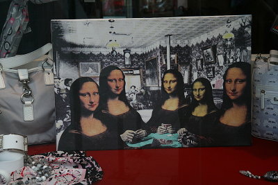 Mona Lisa, la Joconde and their sisters...