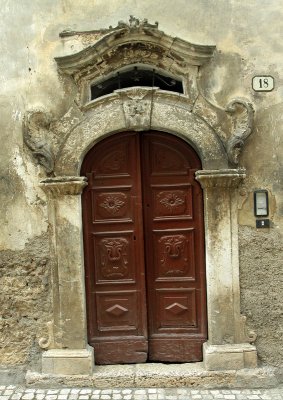 Scanno- brown door