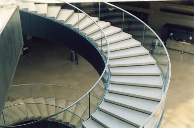 escalier de la pyramide du Louvre