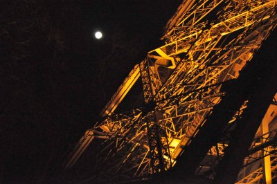 0981 Full moon and Eiffel Tower