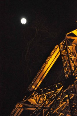 0982 Full moon and Eiffel Tower